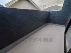 陽当たりの良いバルコニーです。お洗濯やお布団干しはもちろん、日光浴スペースにも。足元は防水工事施工済です。