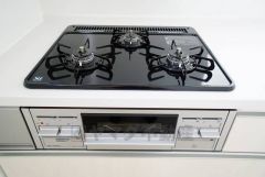 複数の調理を一度に行うことができる3口コンロ。効率よくお料理が出来ます。毎日のお料理も楽しくなりますね＾＾