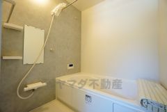 1日の疲れを癒すくつろぎのバスルーム。足を伸ばしてもゆったりと入れるサイズです。お子様と一緒にお風呂に入っても狭くないですね^^