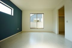 同仕様写真。主寝室としてお使いいただけそうなこちらのお部屋は、日当たりが良く、爽やかな風を感じて起きる朝は、快適生活の始まりに。