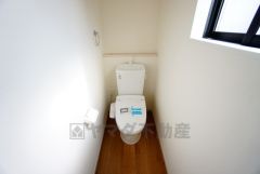 温水洗浄機付トイレです。節水機能もあるので、安心して使えますね。もちろん、1階2階の2ヶ所にトイレがあるので、忙しい朝にもゆとりができますね。