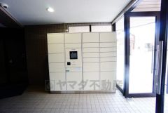 宅配ボックス付き。お仕事中や外出中などの不在時にも荷物が受け取れるのはとっても便利ですね＾＾セキュリティ面でも安心です＾＾