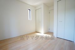 暖かい日差しが差し込む洋室。たっぷり収納できるクローゼット付きでお部屋の中をすっきりと快適に保てます。