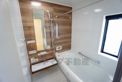 同仕様写真。1日の疲れを癒すくつろぎのバスルーム。足を伸ばしてもゆったりと入れるサイズです。お子様と一緒にお風呂に入っても狭くないですね^^