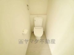 温水洗浄機付トイレです。節水機能もあるので、安心して使えますね。もちろん、1階2階の2ヶ所にトイレがあるので、忙しい朝にもゆとりができますね。