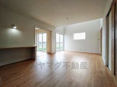 大きな窓のあるリビングは、陽光あふれる明るい空間です。居心地良く、ご家族皆がゆったり寛げる憩いの空間となりそうです。