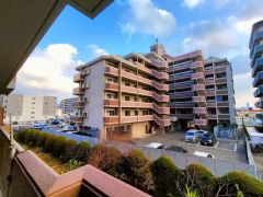 周囲にはマンションや建物がございますが、圧迫感は強くなく、日中は明るさを感じられる眺望です。視線も気になりにくく、洗濯物や室内での生活も落ち着いて過ごせます。