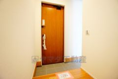 たっぷり収納できるシューズボックスです。家族全員の靴がきれいに整頓できます。棚の上にお花や写真を飾っても良いですね。