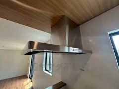 お手入れが簡単なスリム型レンジフードです。調理により発生する油煙や臭いを吸い込み、屋外へ排気してくれます。