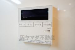 キッチン横からお湯張り、追い炊き、足し湯がボタン一つで楽々操作できる給湯機リモコンです。忙しい夕飯準備の時間帯に重宝しますね。