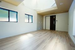 対面式キッチンとつながるリビング、家族の会話弾むLDKの中心。家事動線も快適、住まいの中核で暮らしがもっと便利に。