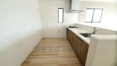 リビングにいるお子様を見守りながらお料理ができる対面キッチン。カウンタートップの汚れもサッと拭き取ることができ、お掃除ラクラク＾＾