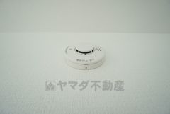 同仕様写真。火災による煙や熱を感知して、警報音やブザー等で火災の発生を知らせてくれる火災警報器。