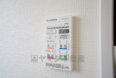 浴室暖房乾燥機付き。天候に左右されず、いつでも好きなときに洗濯物を干せるので、仕事や家事で忙しい方に重宝します。