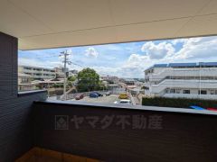 日差しが遮られないように隣家との間に距離を設けています。住宅地ですのでご近所様とコミュニケーション取りやすい距離感が良いですね。