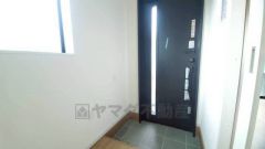 採光も考えられた明るい玄関です。