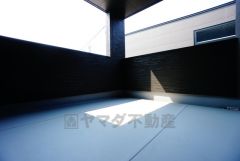 幅広のインナーバルコニーは急な雨から洗濯物を守りやすく、眩しすぎる日差しも和らげます。