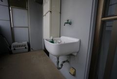 スロップシンク付きで、植物の水やりや汚れ物を洗う際に役立ちます。