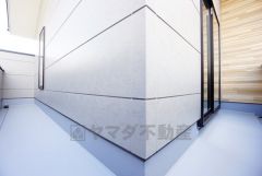 陽当たりの良いバルコニーです。お洗濯やお布団干しはもちろん、日光浴スペースにも。足元は防水工事施工済です。