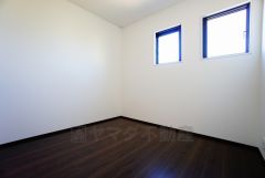 床の傷や汚れが目立ちにくいダークブラウンのフローリングは、部屋全体に落ち着きや重厚感をもたらしてくれます。