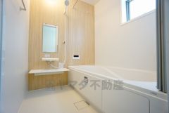 広々1坪タイプの浴槽ユニットでゆったりくつろげるバスルーム。窓、浴室乾燥機付きで換気・雨の日の洗濯もばっちり＾＾