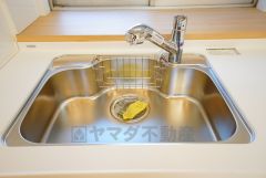 広々とした凸型シンクに洗剤ポケットを標準装備。大きなお鍋など洗いやすいです。