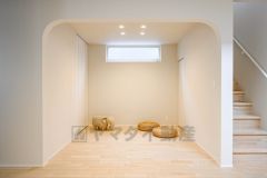 リビングとゆるやかにつながる洋室。アーチ壁が空間にやわらかな抜け感を演出します＾＾