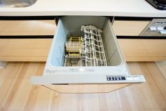 炊事時間を大幅に短縮できる食器洗浄乾燥機付き＾＾食器を洗う手間が減るので家族とのコミュニケーションの時間や自分の時間が増えますね。