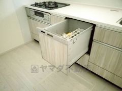 食事の後の手間を解消する食器洗い乾燥機付。冬場の洗い物で手荒れの悩みもなくなります。手洗いよりも節約できて便利。