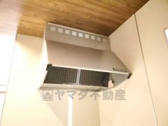 風量が弱・強と切替え可能なレンジフードが調理中の煙をしっかり吸い込みます。手元を照らすライト付きです。