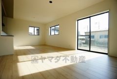 大きな窓のあるリビングは、陽光あふれる明るい空間です。居心地良く、ご家族皆がゆったり寛げる憩いの空間となりそうです。