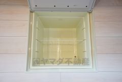 同仕様写真。キッチンにある床下収納は、居住スペースを減らさずに買い置きの調味料や非常食などを保管することができます。