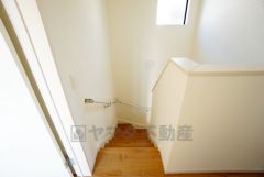 小さなお子様やご高齢の方でも安心できる、手すり付き階段。段差も低めで設定されており、安全性にも優れています。