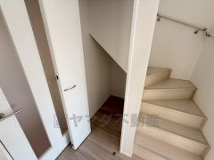 階段下収納。奥ゆきがあるのでスーツケースやシーズンオフの家電品などの大型の荷物を収納する事が出来ます。