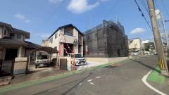 前面道路は広く、車同士がすれ違うスペースが十分にあります。落ち着いた住宅地内で快適な生活を実現してみませんか＾＾