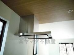 風量が弱・強と切替え可能なレンジフードが調理中の煙をしっかり吸い込みます。手元を照らすライト付きです。