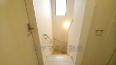 小さなお子様やご高齢の方でも安心できる、手すり付き階段。段差も低めで設定されており、安全性にも優れています。