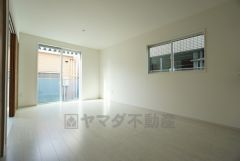 大きな窓のあるリビングは、陽光あふれる明るい空間です。居心地良く、ご家族皆がゆったり寛げる憩いの空間となりそうです。