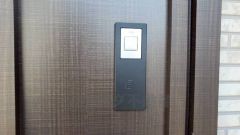 お子様を抱っこしながら簡単に開けられるのが便利なスマートキー。