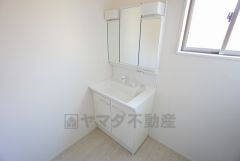 同仕様写真。三面鏡つき洗面台。鏡裏にたっぷりとした収納スペースがあります。鏡を閉めてしまえば小物は見えないため、スッキリとした印象の洗面台にできます。