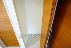 同仕様写真。2階の廊下にも収納を確保。各居室に入りきれなかった荷物や、2階で使用する日用品のストック置き場に便利です。