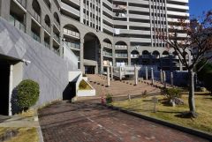 エントランスの外まで管理が行き届いた綺麗なマンションです。