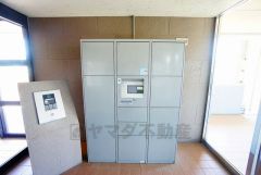 不在時でも荷物が受け取れる宅配ボックス完備。共働きの家庭や外出の多い方に便利。お子様の留守番中も安心ですね＾＾