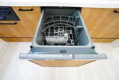 食事の後の手間を解消する食器洗い乾燥機付。冬場の洗い物で手荒れの悩みもなくなります。手洗いよりも節約できて便利。