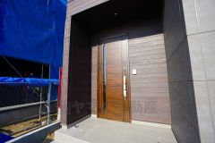 家の顔となる玄関扉がかっこいいと、たくさんの人を招き入れたくなりますね＾＾奥まって設置されており、雨にも濡れにくくなっています。