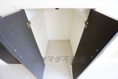 物が散らかりやすいリビングに収納スペースを確保。書類や雑貨をひとまとめにできまるため、お部屋をすっきりさせることが出来ます。