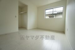 同仕様写真。暖かい日差しが差し込む洋室。たっぷり収納できるウォークインクローゼット付きでお部屋の中をすっきりと快適に保てます。