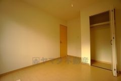 住む人のこだわりを活かす洋室。日当たりがよく、寝室としての利用もおすすめ。広めのクローゼットには荷物をすっきり片付けられ、ゆとりのある暮らしが出来ます＾＾