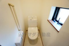 温水洗浄機付トイレです。節水機能もあるので、安心して使えますね。もちろん、1階2階の2ヶ所にトイレがあるので、忙しい朝にもゆとりができますね。