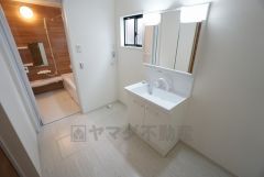 同仕様写真。三面鏡つき洗面台。鏡裏にたっぷりとした収納スペースがあります。鏡を閉めてしまえば小物は見えないため、スッキリとした印象の洗面台にできます。